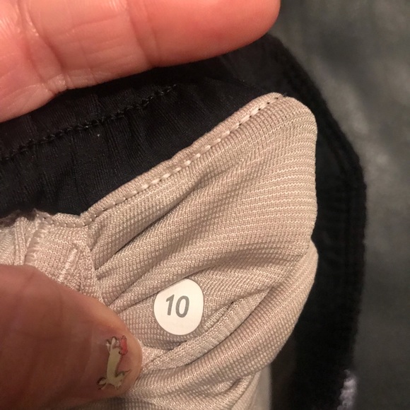 Lululemon Hotty Hot Shorts Size 10 - Picture 5 of 6